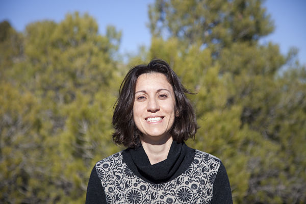 Retrato de Ángeles Sánchez en la naturaleza